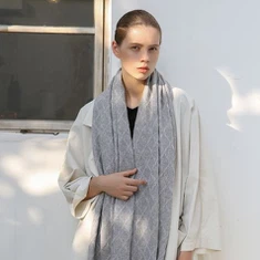 Sivi pleteni šal iz kašmira